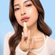 Azarine X Jennifer Coppen Resmi Luncurkan Glowkiss Sunscreen Lip Balm SPF 35 PA+++ : 3 in 1 Lip Balm Andalan untuk Bibir Sehat & Glowing!